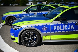Nowy radiowóz marki BMW - oznakowany, stoi na placu
