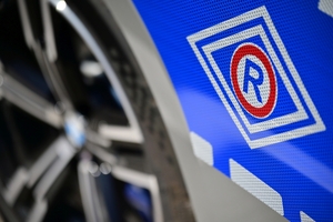 Nowy radiowóz marki BMW - oznakowany, stoi na placu