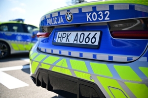 Nowy radiowóz marki BMW - oznakowany, stoi na placu