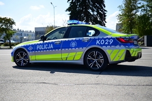 Nowy radiowóz marki BMW - oznakowany, stoi na placu