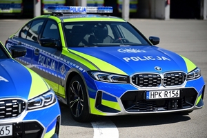 Nowy radiowóz marki BMW - oznakowany, stoi na placu