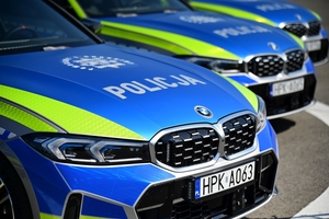 Nowy radiowóz marki BMW - oznakowany, stoi na placu