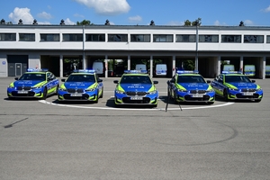 Nowy radiowóz marki BMW - oznakowany, stoi na placu
