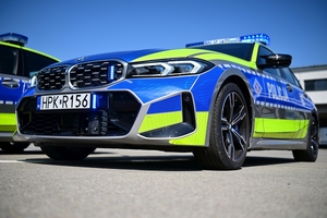 Nowy radiowóz marki BMW - oznakowany, stoi na placu