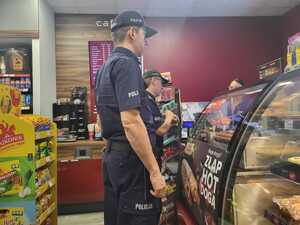 Policjanci kontrolują sklepy w ramach działań profilaktycznych „Alkohol - ograniczona dostępność”