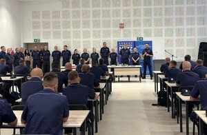 Policjanci biorący udział w Wojewódzkim Finale XVI Ogólnopolskich Zawodów Policjantów Dzielnicowych "Dzielnicowy Roku"
