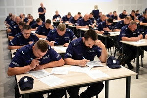 Policjanci dzielnicowi - podczas pisania testu wiedzy w auli Oddziału Prewencji Policji w Rzeszowie