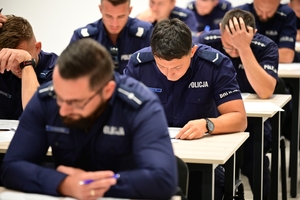 Policjanci dzielnicowi - podczas pisania testu wiedzy w auli Oddziału Prewencji Policji w Rzeszowie