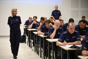 Policjanci dzielnicowi - podczas pisania testu wiedzy w auli Oddziału Prewencji Policji w Rzeszowie