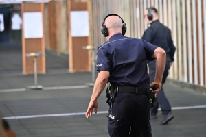 Policjanci dzielnicowi - uczestnicy konkursu, na strzelnicy Oddziału Prewencji Policji w Rzeszowie