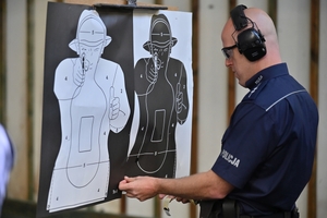 Policjanci dzielnicowi - uczestnicy konkursu, na strzelnicy Oddziału Prewencji Policji w Rzeszowie