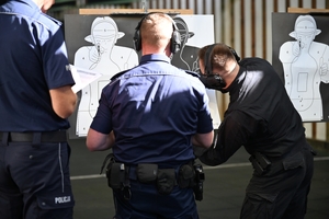 Policjanci dzielnicowi - uczestnicy konkursu, na strzelnicy Oddziału Prewencji Policji w Rzeszowie