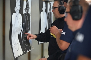 Policjanci dzielnicowi - uczestnicy konkursu, na strzelnicy Oddziału Prewencji Policji w Rzeszowie