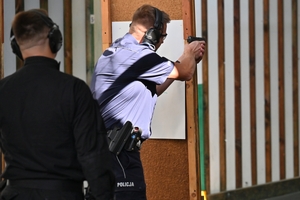 Policjanci dzielnicowi - uczestnicy konkursu, na strzelnicy Oddziału Prewencji Policji w Rzeszowie