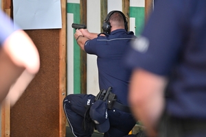 Policjanci dzielnicowi - uczestnicy konkursu, na strzelnicy Oddziału Prewencji Policji w Rzeszowie