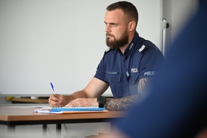 Policjanci dzielnicowi - uczestnicy konkursu, podczas kolejnej konkurencji - przyjęcia interesanta