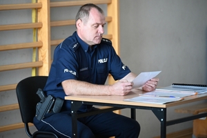 Policjanci dzielnicowi - uczestnicy konkursu, podczas kolejnej konkurencji - przyjęcia interesanta