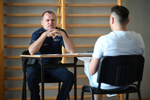 Policjanci dzielnicowi - uczestnicy konkursu, podczas kolejnej konkurencji - przyjęcia interesanta
