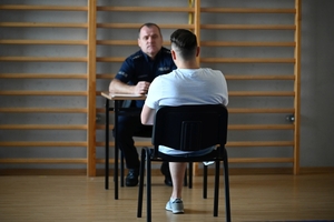 Policjanci dzielnicowi - uczestnicy konkursu, podczas kolejnej konkurencji - przyjęcia interesanta
