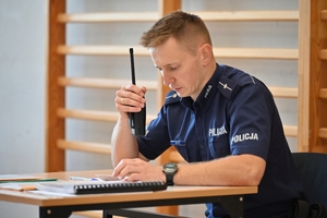 Policjanci dzielnicowi - uczestnicy konkursu, podczas kolejnej konkurencji - przyjęcia interesanta