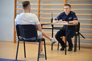 Policjanci dzielnicowi - uczestnicy konkursu, podczas kolejnej konkurencji - przyjęcia interesanta