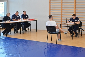 Policjanci dzielnicowi - uczestnicy konkursu, podczas kolejnej konkurencji - przyjęcia interesanta