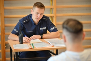 Policjanci dzielnicowi - uczestnicy konkursu, podczas kolejnej konkurencji - przyjęcia interesanta