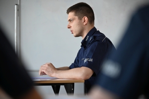 Policjanci dzielnicowi - uczestnicy konkursu, podczas kolejnej konkurencji - przyjęcia interesanta