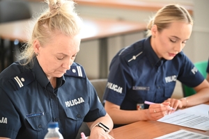 Policjanci dzielnicowi - uczestnicy konkursu, podczas kolejnej konkurencji - przyjęcia interesanta