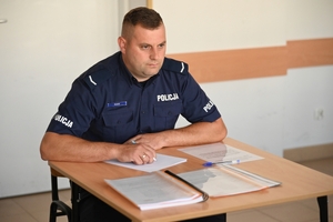 Policjanci dzielnicowi - uczestnicy konkursu, podczas kolejnej konkurencji - przyjęcia interesanta