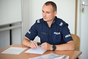 Policjanci dzielnicowi - uczestnicy konkursu, podczas kolejnej konkurencji - przyjęcia interesanta