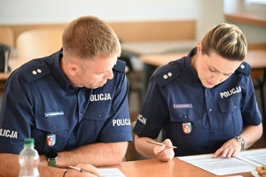 Policjanci dzielnicowi - uczestnicy konkursu, podczas kolejnej konkurencji - przyjęcia interesanta