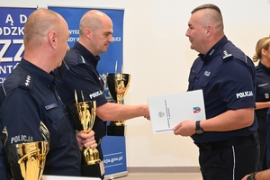 Policjanci podczas uroczystego rozdania pucharów i nagród na zakończenie turnieju