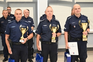 Policjanci podczas uroczystego rozdania pucharów i nagród na zakończenie turnieju