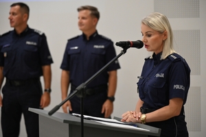 Policjanci podczas uroczystego rozdania pucharów i nagród na zakończenie turnieju