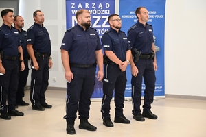 Policjanci podczas uroczystego rozdania pucharów i nagród na zakończenie turnieju