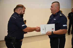 Policjanci podczas uroczystego rozdania pucharów i nagród na zakończenie turnieju