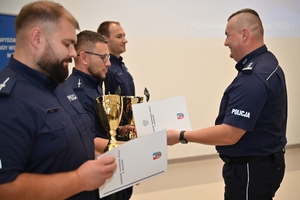 Policjanci podczas uroczystego rozdania pucharów i nagród na zakończenie turnieju