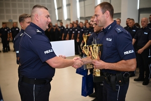 Policjanci podczas uroczystego rozdania pucharów i nagród na zakończenie turnieju