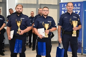Policjanci podczas uroczystego rozdania pucharów i nagród na zakończenie turnieju