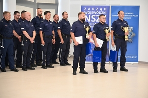 Policjanci podczas uroczystego rozdania pucharów i nagród na zakończenie turnieju