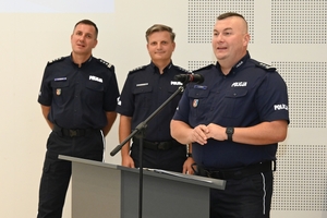 Policjanci podczas uroczystego rozdania pucharów i nagród na zakończenie turnieju