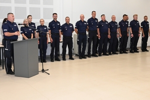 Policjanci podczas uroczystego rozdania pucharów i nagród na zakończenie turnieju