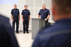 Policjanci podczas uroczystego rozdania pucharów i nagród na zakończenie turnieju