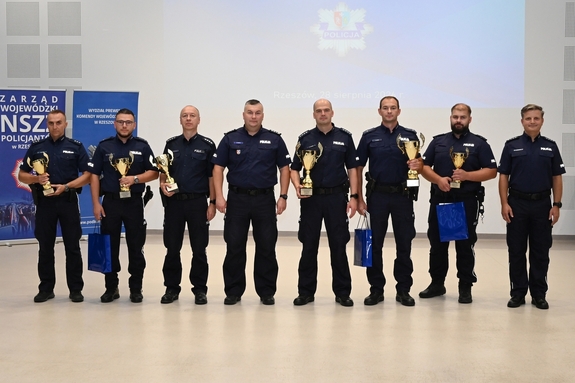 Policjanci podczas uroczystego rozdania pucharów i nagród na zakończenie turnieju