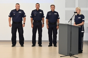 Policjanci podczas uroczystego rozdania pucharów i nagród na zakończenie turnieju