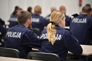 Policjanci - uczestnicy szkolenia zawodowego podoficerskiego na auli Oddziału Prewencji Policji w Rzeszowie