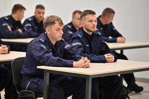 Policjanci - uczestnicy szkolenia zawodowego podoficerskiego na auli Oddziału Prewencji Policji w Rzeszowie