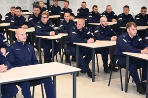 Policjanci - uczestnicy szkolenia zawodowego podoficerskiego na auli Oddziału Prewencji Policji w Rzeszowie