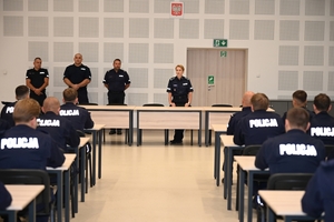 Policjanci - uczestnicy szkolenia zawodowego podoficerskiego na auli Oddziału Prewencji Policji w Rzeszowie